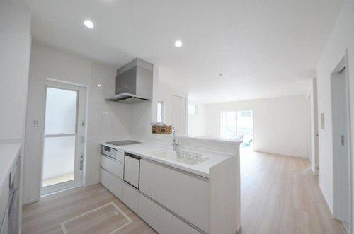 真亀5丁目のキッチン|南西向きの広く明るいリビング空間。オープンタイプの対面式キッチンでリビングが隅まで見渡せます。キッチンにいながら小さなお子様にも目が届き安心です。