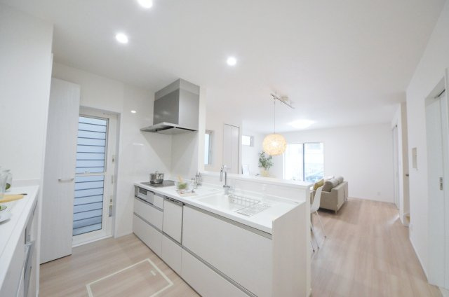 真亀5丁目のキッチン|南西向きの広く明るいリビング空間。オープンタイプの対面式キッチンでリビングが隅まで見渡せます。キッチンにいながら小さなお子様にも目が届き安心です。