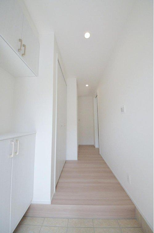 真亀5丁目の玄関|玄関には大容量のシューズボック有
廊下に収納もあり玄関周りの収納も充実しています