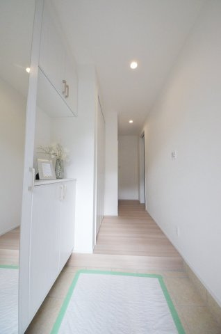 真亀5丁目の玄関|玄関には大容量のシューズボック有
廊下に収納もあり玄関周りの収納も充実しています