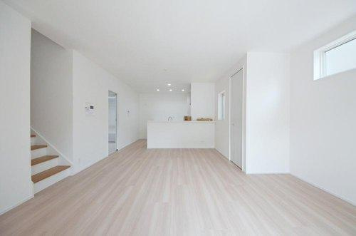 真亀5丁目の居間・リビング|南西向きの広く明るいリビング空間。オープンタイプの対面式キッチンでリビングが隅まで見渡せます。キッチンにいながら小さなお子様にも目が届き安心です。