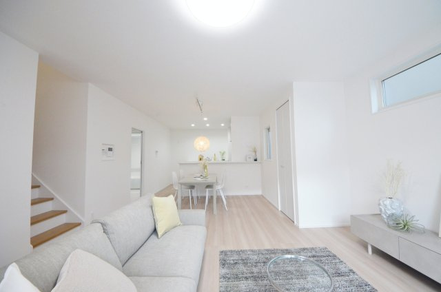 真亀5丁目の居間・リビング|南西向きの広く明るいリビング空間。オープンタイプの対面式キッチンでリビングが隅まで見渡せます。キッチンにいながら小さなお子様にも目が届き安心です。