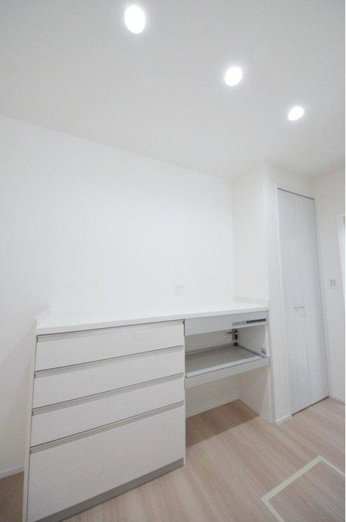 真亀5丁目の収納|大容量のカップボードが標準装備。パントリースペースもあり、キッチン周りの収納もしっかり確保されています。