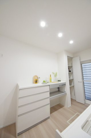 真亀5丁目の収納|大容量のカップボードが標準装備。パントリースペースもあり、キッチン周りの収納もしっかり確保されています。