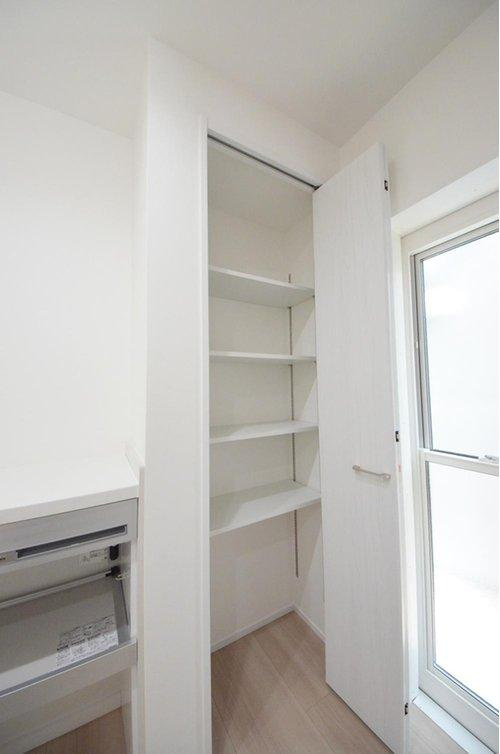 真亀5丁目の収納|カップボード横にパントリースぺースもあります