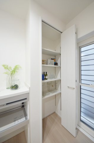 真亀5丁目の収納|カップボード横にパントリースぺースもあります
