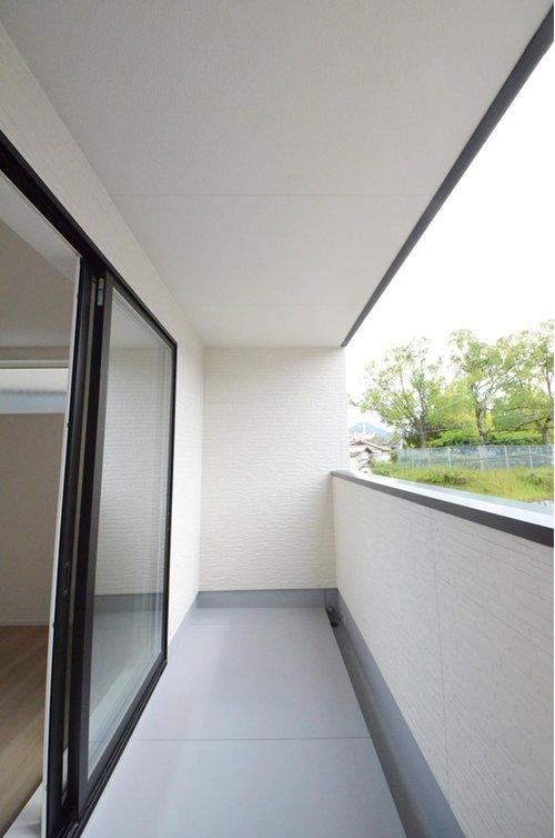 真亀5丁目のバルコニー|南向きの広いバルコニー
屋根があるので急な雨でも安心です