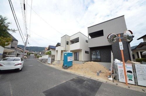 真亀5丁目の前面道路含む現地写真|前面道路は広々6ｍ
交通量も少なく駐車楽々です