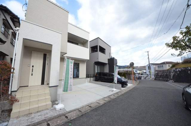 真亀5丁目の前面道路含む現地写真|前面道路は広々6ｍ
交通量も少なく駐車楽々です