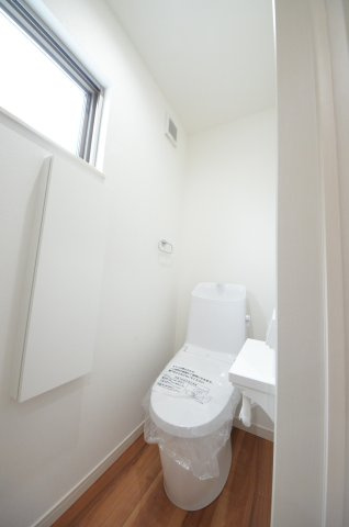 海老園四丁目のトイレ|窓のある明るいトイレ。勿論ウォシュレット付です。