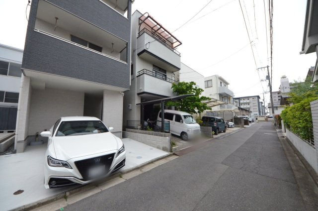 海老園四丁目の前面道路含む現地写真|前面道路は交通量が少ない為駐車楽々。
駐車は車種により2台可能です。