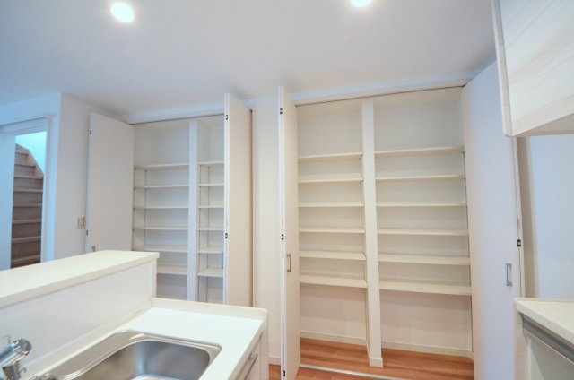 海老園四丁目の収納|キッチンに大容量のパントリースペースがあります