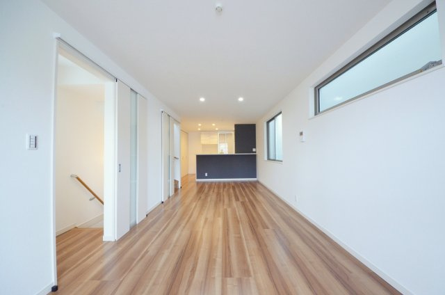 海老園四丁目の居間・リビング|広く明るいリビング空間。オープンタイプの対面式キッチンでリビングが隅まで見渡せます。キッチンにいながら小さなお子様にも目が届き安心です。