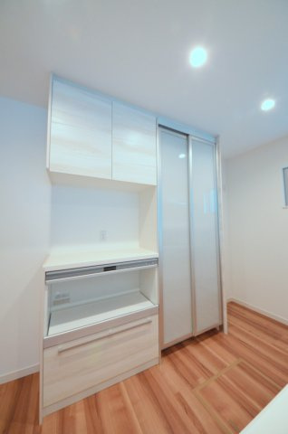 海老園四丁目の収納|大容量のカップボードが標準装備。パントリースペースもあり、キッチン周りの収納もしっかり確保されています。