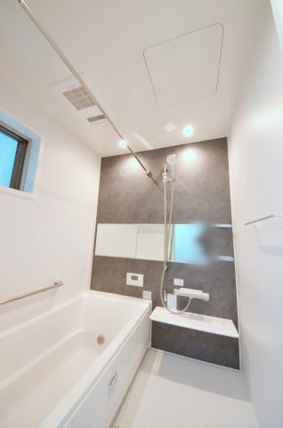 海老園四丁目の浴室|人気の換気乾燥暖房機付き。１坪タイプの大きなバスルームなので足を伸ばしてゆっくり湯船につかることができます