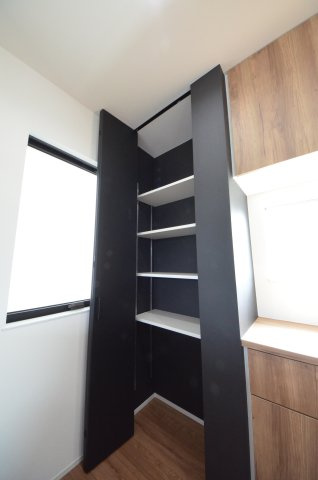 平良二丁目の収納|カップボード横にパントリースペースもあります