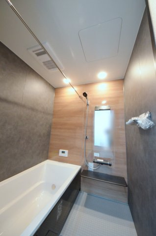 平良二丁目の浴室|人気の換気乾燥暖房機付き。１坪タイプの大きなバスルームなので足を伸ばしてゆっくり湯船につかることができます