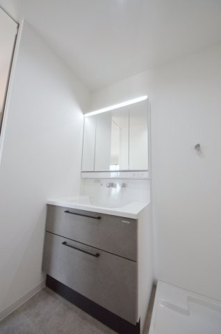 平良二丁目の独立洗面台|清潔感あふれるシャワー付洗面台と洗面室。余裕のスペース。窓もあり明るく通気も良いです