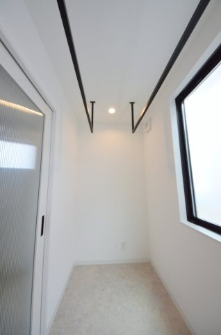 平良二丁目のバルコニー|虫や花粉から洗濯物を守るサンルーム