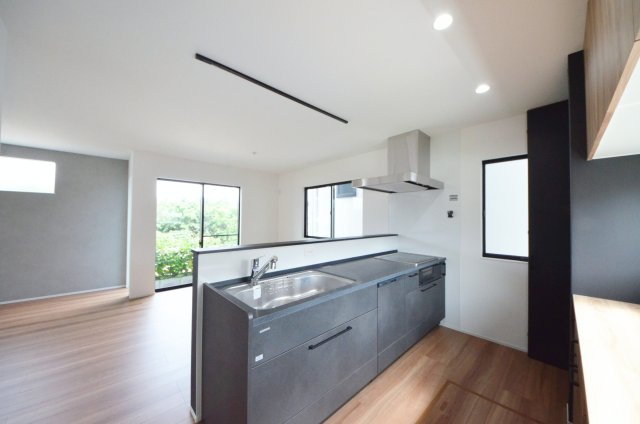 平良二丁目のキッチン|陽当たりが良く、窓の多いリビング空間。オープンタイプの対面式キッチンでリビングが隅まで見渡せます。キッチンにいながら小さなお子様にも目が届き安心です。