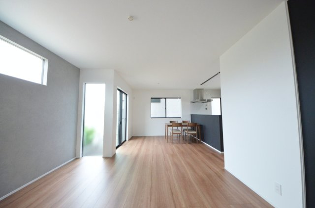 平良二丁目の居間・リビング|陽当たりが良く、窓の多いリビング空間。オープンタイプの対面式キッチンでリビングが隅まで見渡せます。キッチンにいながら小さなお子様にも目が届き安心です。