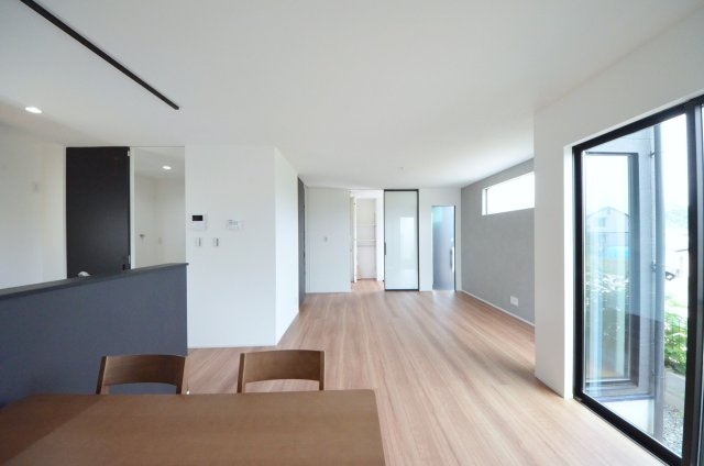 平良二丁目の収納|陽当たりが良く、窓の多いリビング空間。オープンタイプの対面式キッチンでリビングが隅まで見渡せます。キッチンにいながら小さなお子様にも目が届き安心です。