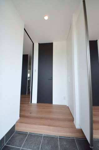 平良二丁目の玄関|玄関には大容量のシューズボックスあり。
玄関周りの収納スペースもしっかり確保されています。