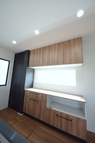 平良二丁目の収納|大容量のカップボードが標準装備！キッチン周りの収納スペースもしっかり確保されています。