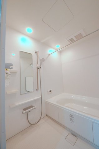 可部八丁目の浴室|１坪タイプの大きなバスルーム。足を伸ばしてゆっくり湯船につかることができます