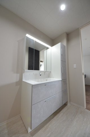 阿品四丁目の洗面所|洗面台には収納スペースがあります