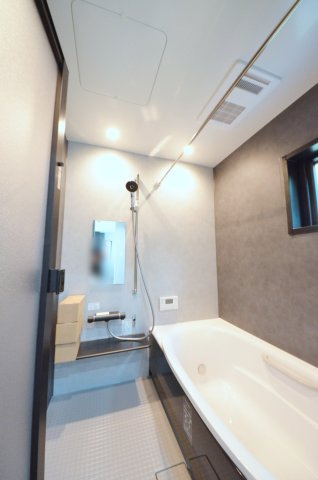 阿品四丁目の浴室|人気の換気乾燥暖房機付き。１坪タイプの大きなバスルームなので足を伸ばしてゆっくり湯船につかることができます