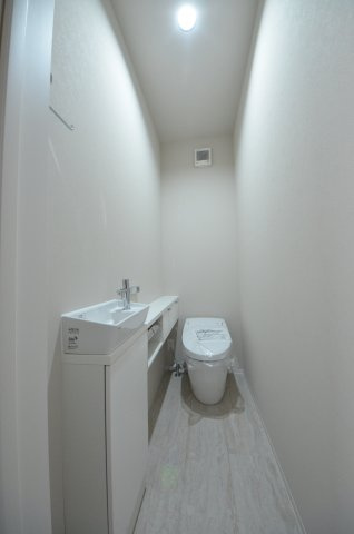 阿品四丁目のトイレ|1階トイレ。勿論ウォシュレット付です。収納スペースもあります。