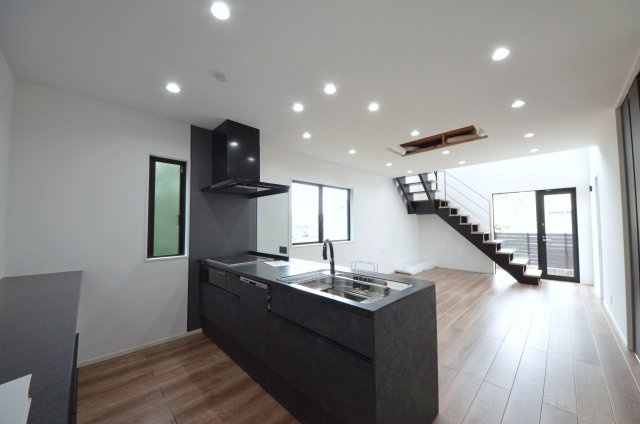 阿品四丁目のキッチン|南西向きで陽当りが良く、窓の多いリビング空間。オープンタイプの対面式キッチンでリビングが隅まで見渡せます。キッチンにいながら小さなお子様にも目が届き安心です。