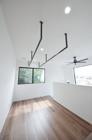 阿品四丁目の収納|二階廊下部分に物干しスペースがあります