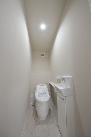 阿品四丁目のトイレ|2階トイレ。勿論ウォシュレット付です。収納スペースもあります。