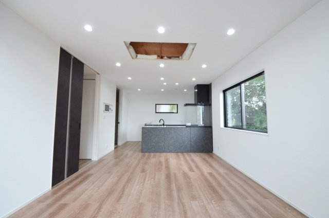 阿品四丁目の居間・リビング|南西向きで陽当りが良く、窓の多いリビング空間。オープンタイプの対面式キッチンでリビングが隅まで見渡せます。キッチンにいながら小さなお子様にも目が届き安心です。