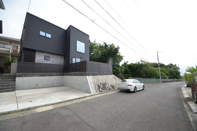 阿品四丁目の前面道路含む現地写真|前面道路は交通量が少なく駐車楽々