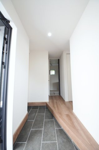 阿品四丁目の玄関|広い玄関には大容量のシューズクロークがあります。