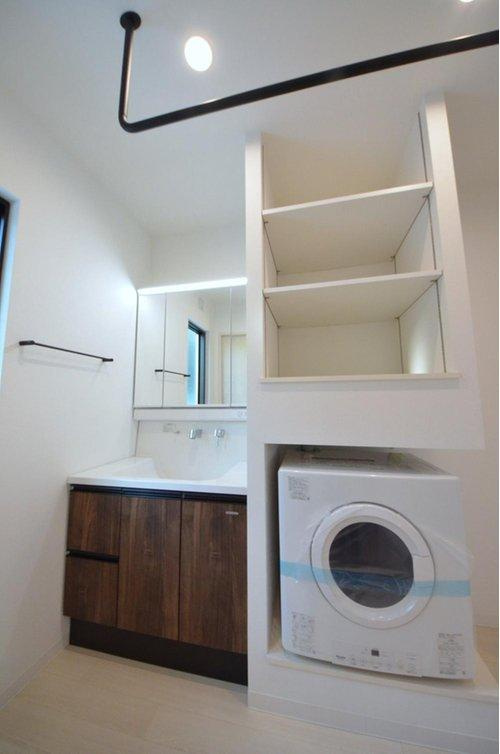 伴東1丁目の洗面所|清潔感あふれるシャワー付洗面台と洗面室。余裕のスペース。窓もあり明るく通気も良いです