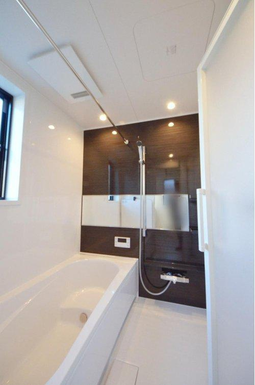 伴東1丁目の浴室|人気の換気乾燥暖房機付き。１坪タイプの大きなバスルームなので足を伸ばしてゆっくり湯船につかることができます