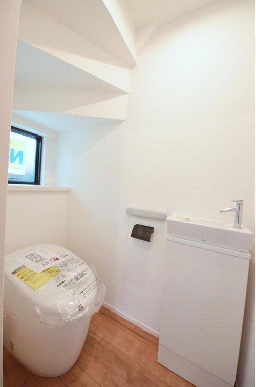 伴東1丁目のトイレ|窓のある明るいトイレ。勿論ウォシュレット付です。収納スペースもあります。