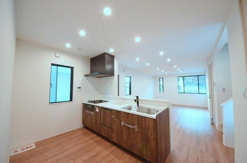 伴東1丁目のキッチン|南西向きで陽当たりが良く、窓の多いリビング空間。オープンタイプの対面式キッチンでリビングが隅まで見渡せます。キッチンにいながら小さなお子様にも目が届き安心です。