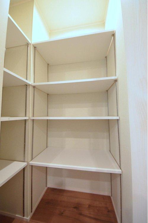 伴東1丁目の収納|広いパントリースペースがあります