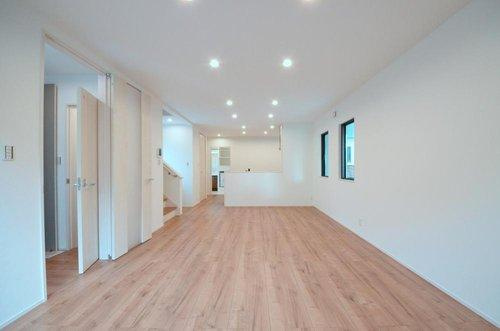 伴東1丁目の居間・リビング|南西向きで陽当たりが良く、窓の多いリビング空間。オープンタイプの対面式キッチンでリビングが隅まで見渡せます。キッチンにいながら小さなお子様にも目が届き安心です。