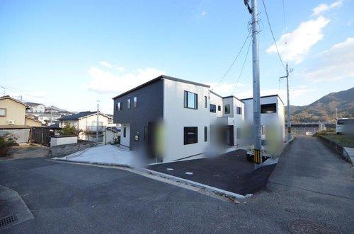 伴東1丁目の前面道路含む現地写真|前面道路は交通量が少なく駐車楽々