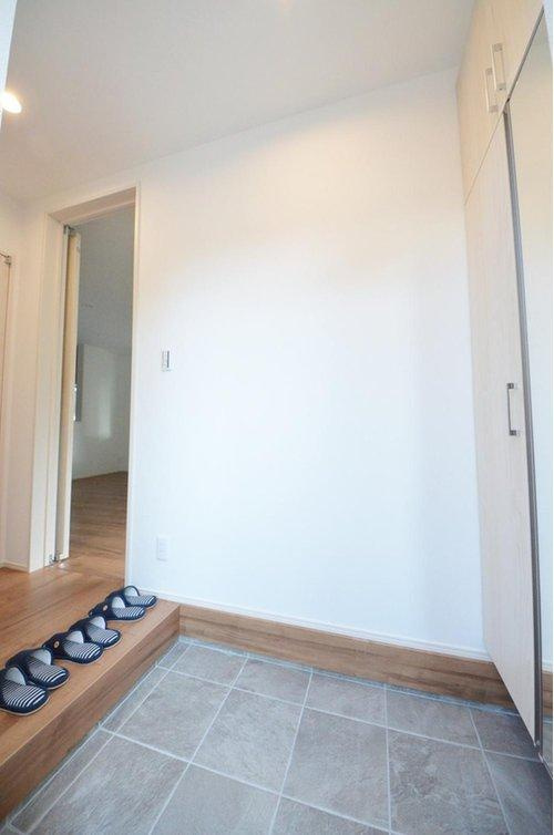 伴東1丁目の玄関|玄関には広いシューズボックス有。玄関周りの収納スペースもしっかり確保されています。