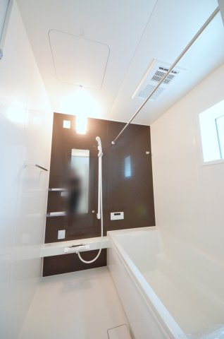 古市四丁目の浴室|人気の換気乾燥暖房機付き。１坪タイプの大きなバスルームなので足を伸ばしてゆっくり湯船につかることができます