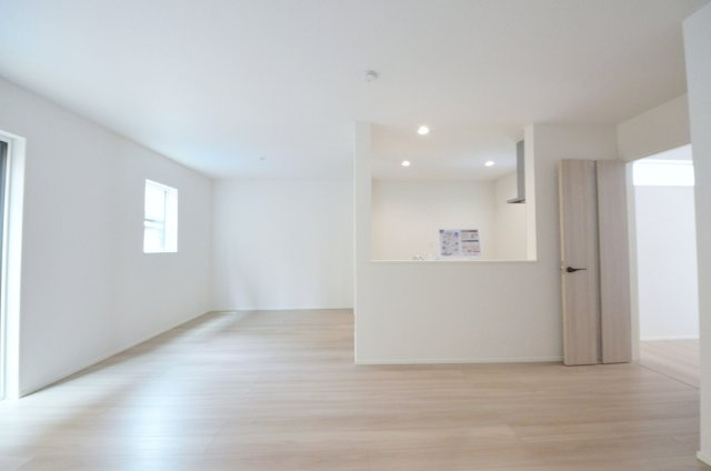 古市四丁目の居間・リビング|陽当たりが良く、窓の多いリビング空間。オープンタイプの対面式キッチンでリビングが隅まで見渡せます。キッチンにいながら小さなお子様にも目が届き安心です。