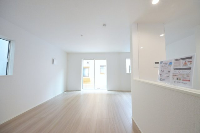 古市四丁目の収納|陽当たりが良く、窓の多いリビング空間。オープンタイプの対面式キッチンでリビングが隅まで見渡せます。キッチンにいながら小さなお子様にも目が届き安心です。