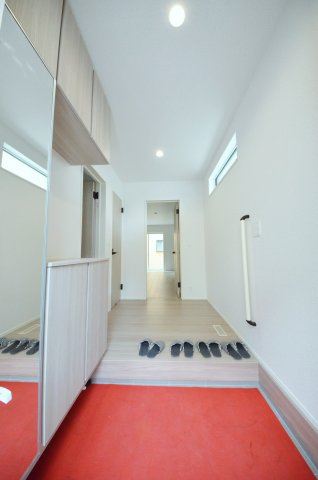 古市四丁目の玄関|玄関には大容量のシューズボックスあり。
玄関周りの収納スペースもしっかり確保されています。